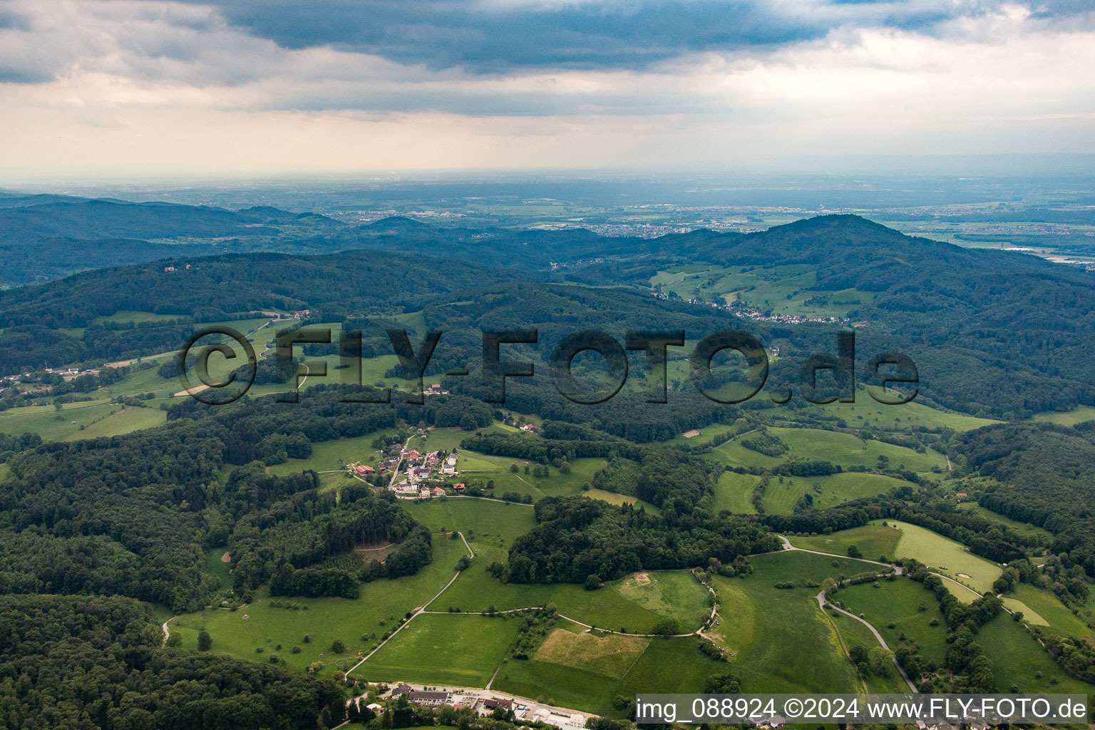 Blick zum Melibokus im Ortsteil Ober-Beerbach in Seeheim-Jugenheim im Bundesland Hessen, Deutschland