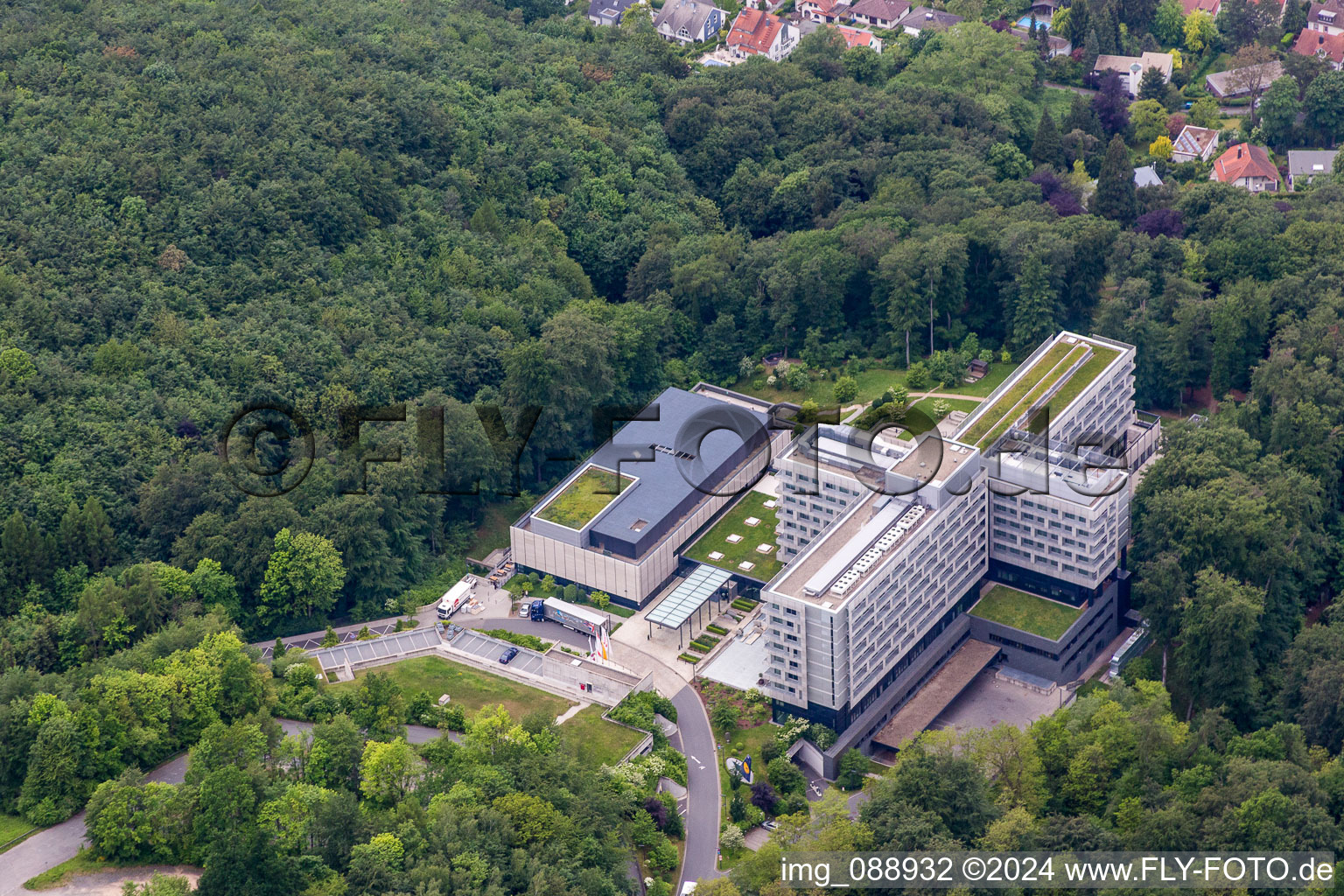 Schrägluftbild von Gebäudekomplex der Hotelanlage Lufthansa Seeheim GmbH in Seeheim-Jugenheim im Bundesland Hessen, Deutschland