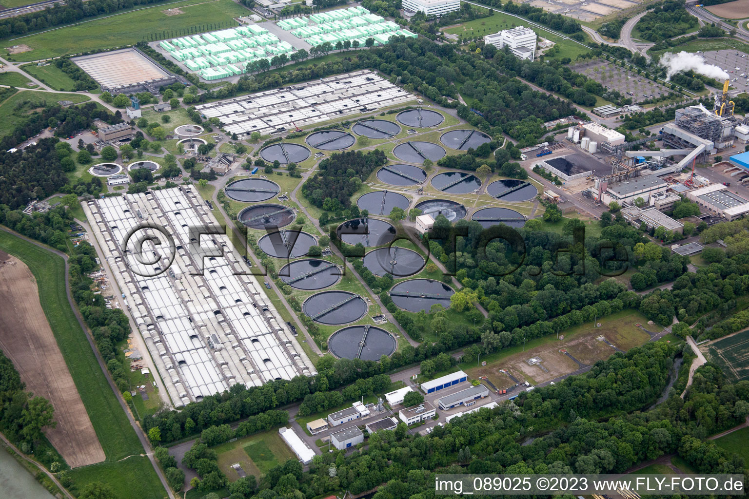 Luftbild von Klärwerks- Becken und Reinigungsstufen zur Abwasserbehandlung der BASF Kläranlage in Frankenthal (Pfalz) im Bundesland Rheinland-Pfalz, Deutschland