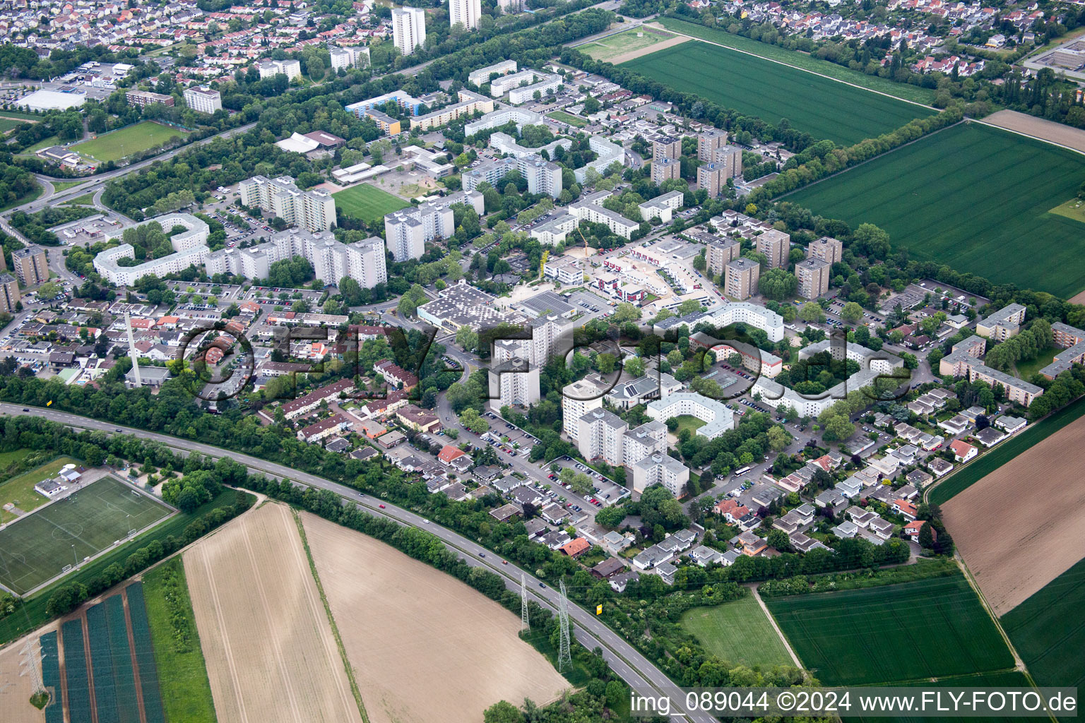 Hochhaus- Ensemble am Londoner Ring im Ortsteil Pfingstweide in Ludwigshafen am Rhein im Bundesland Rheinland-Pfalz, Deutschland