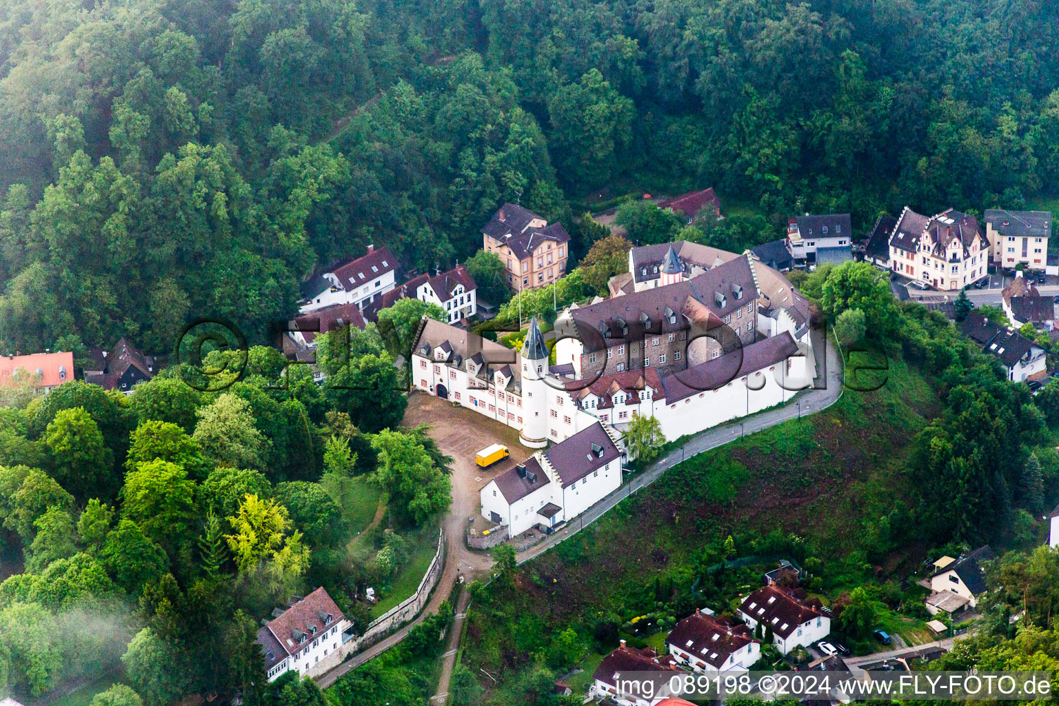 Gebäudekomplex im Schloßpark von Schloß Schönberg im Ortsteil Schönberg in Bensheim im Bundesland Hessen, Deutschland