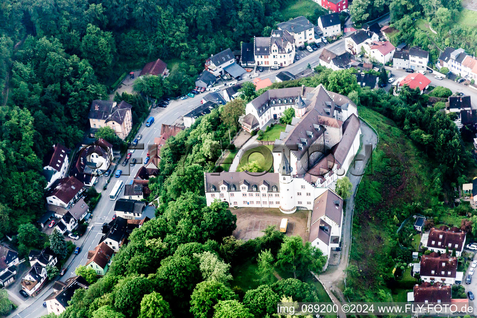 Luftbild von Gebäudekomplex im Schloßpark von Schloß Schönberg im Ortsteil Schönberg in Bensheim im Bundesland Hessen, Deutschland