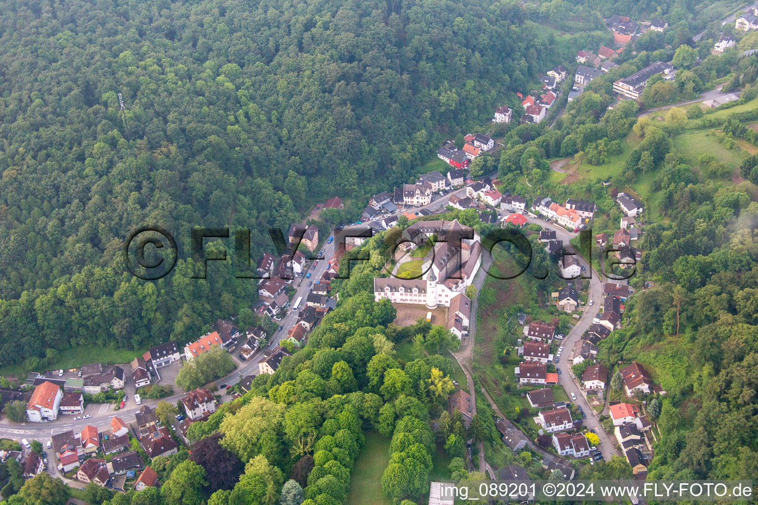 Schrägluftbild von Schönberg, Schloß in Bensheim im Bundesland Hessen, Deutschland