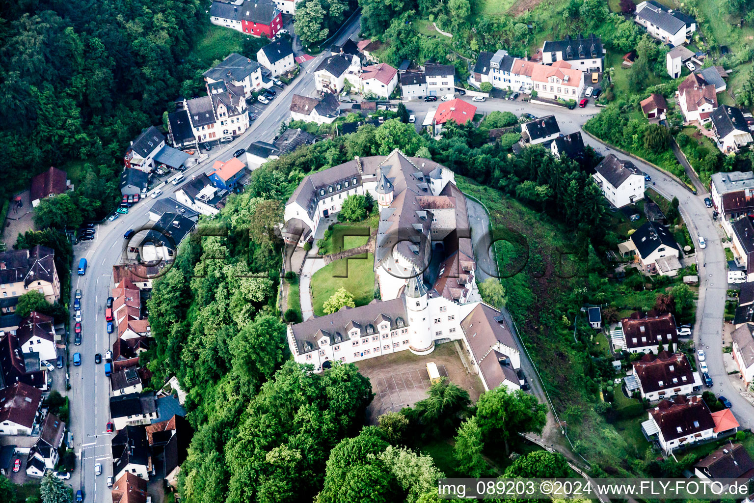 Luftaufnahme von Gebäudekomplex im Schloßpark von Schloß Schönberg im Ortsteil Schönberg in Bensheim im Bundesland Hessen, Deutschland