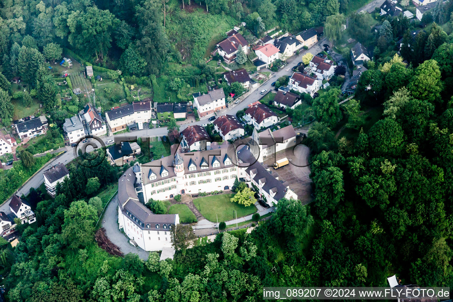 Schrägluftbild von Gebäudekomplex im Schloßpark von Schloß Schönberg im Ortsteil Schönberg in Bensheim im Bundesland Hessen, Deutschland
