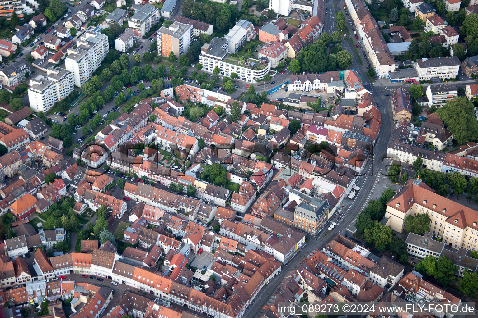 Luftbild von Altstadtbereich und Innenstadtzentrum im Ortsteil Durlach in Karlsruhe im Bundesland Baden-Württemberg, Deutschland