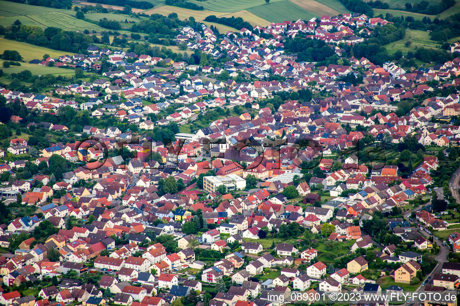 Ortsansicht der Straßen und Häuser der Wohngebiete im Ortsteil Jöhlingen in Walzbachtal im Bundesland Baden-Württemberg, Deutschland
