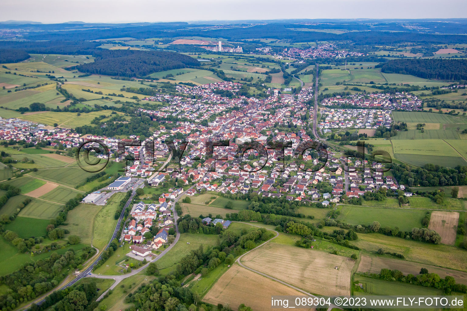 Schrägluftbild von Von Westen im Ortsteil Jöhlingen in Walzbachtal im Bundesland Baden-Württemberg, Deutschland