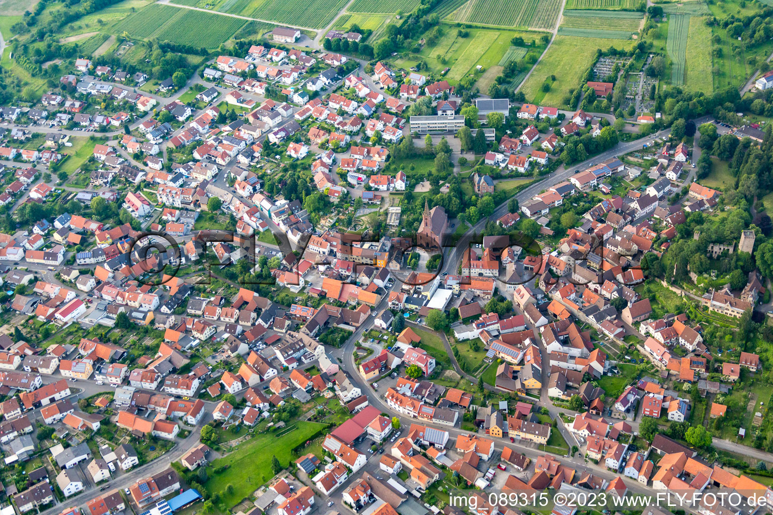 Ortsansicht der Straßen und Häuser der Wohngebiete im Ortsteil Obergrombach in Bruchsal im Bundesland Baden-Württemberg, Deutschland