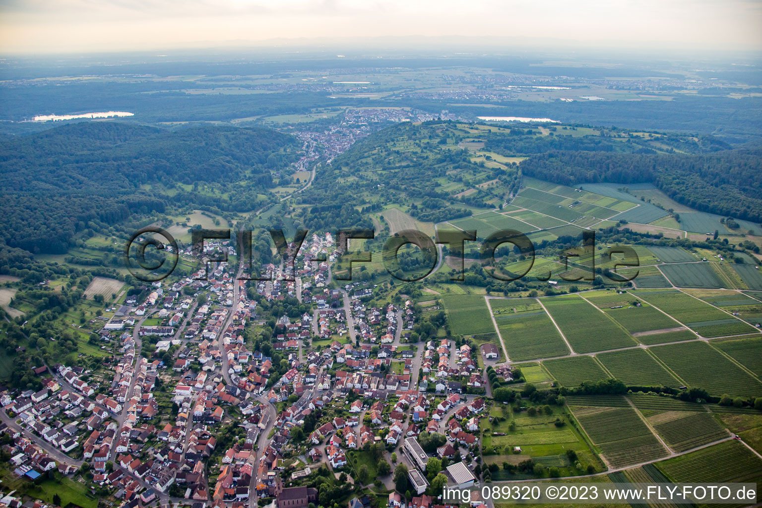 Luftaufnahme von Ortsteil Obergrombach in Bruchsal im Bundesland Baden-Württemberg, Deutschland