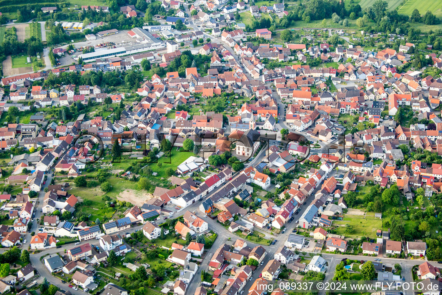 Ortsansicht der Straßen und Häuser der Wohngebiete in Kraichtal im Ortsteil Unteröwisheim im Bundesland Baden-Württemberg, Deutschland