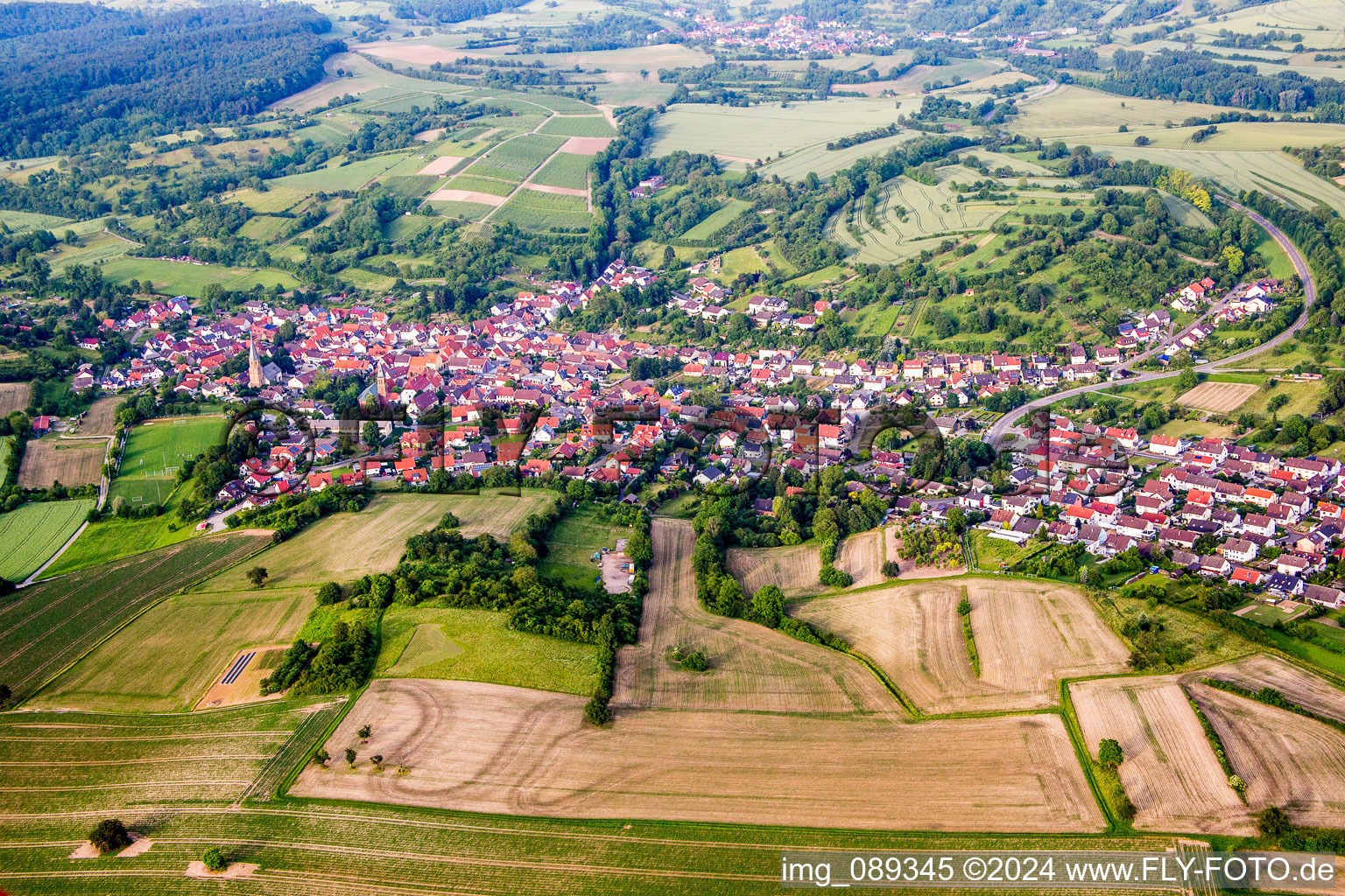 Dorf - Ansicht am Rande von landwirtschaftlichen Feldern und Nutzflächen im Ortsteil Oberöwisheim in Kraichtal im Bundesland Baden-Württemberg, Deutschland