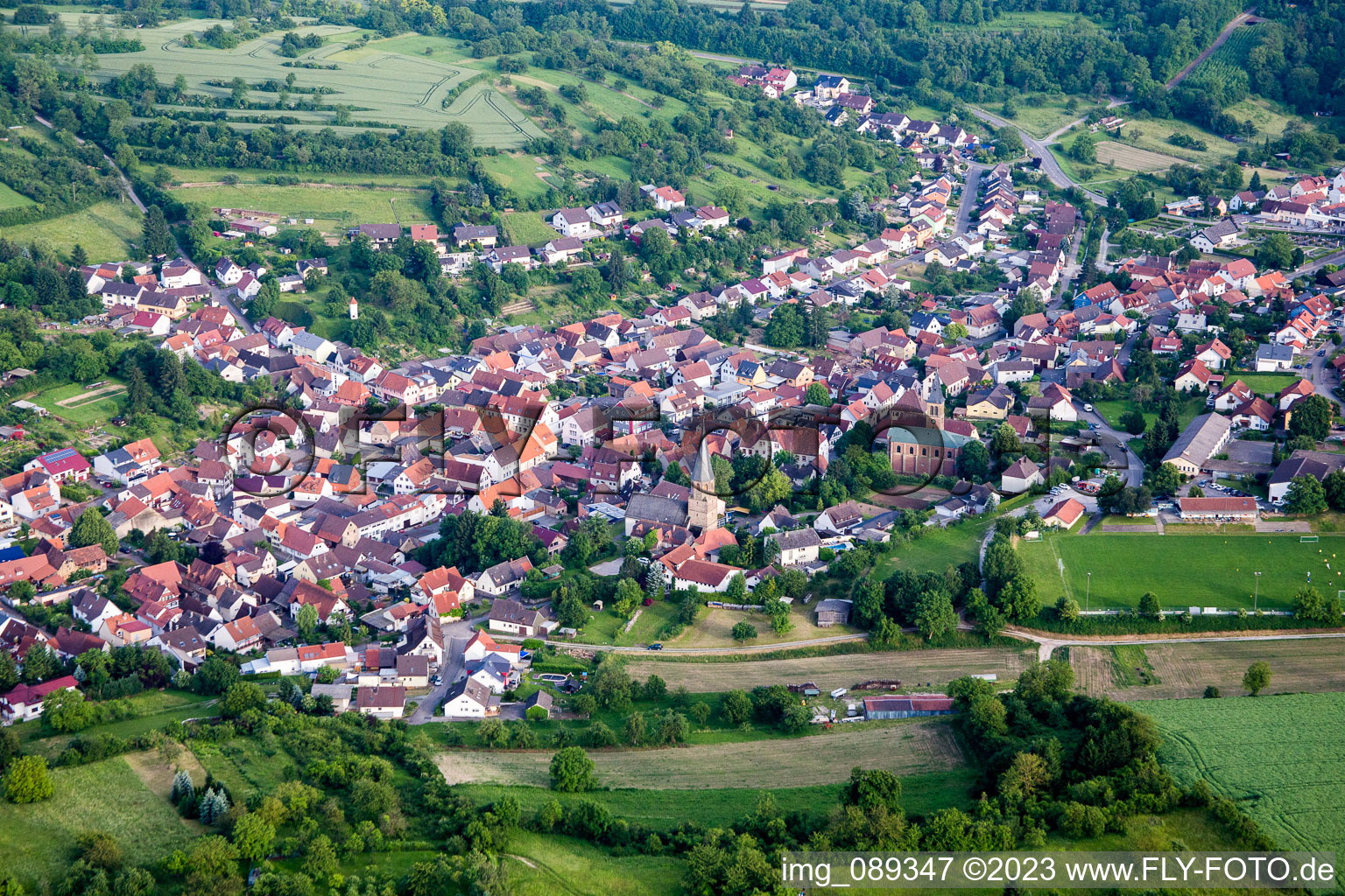 Luftbild von Ortsansicht der Straßen und Häuser der Wohngebiete in Oberöwisheim in Kraichtal im Bundesland Baden-Württemberg, Deutschland