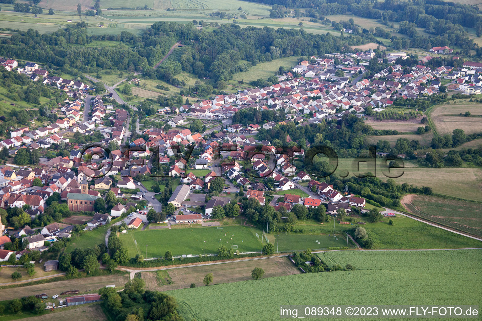 Luftaufnahme von Ortsansicht der Straßen und Häuser der Wohngebiete in Oberöwisheim in Kraichtal im Bundesland Baden-Württemberg, Deutschland