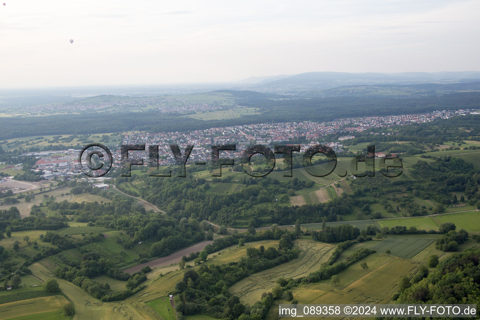 Schrägluftbild von Östringen im Bundesland Baden-Württemberg, Deutschland