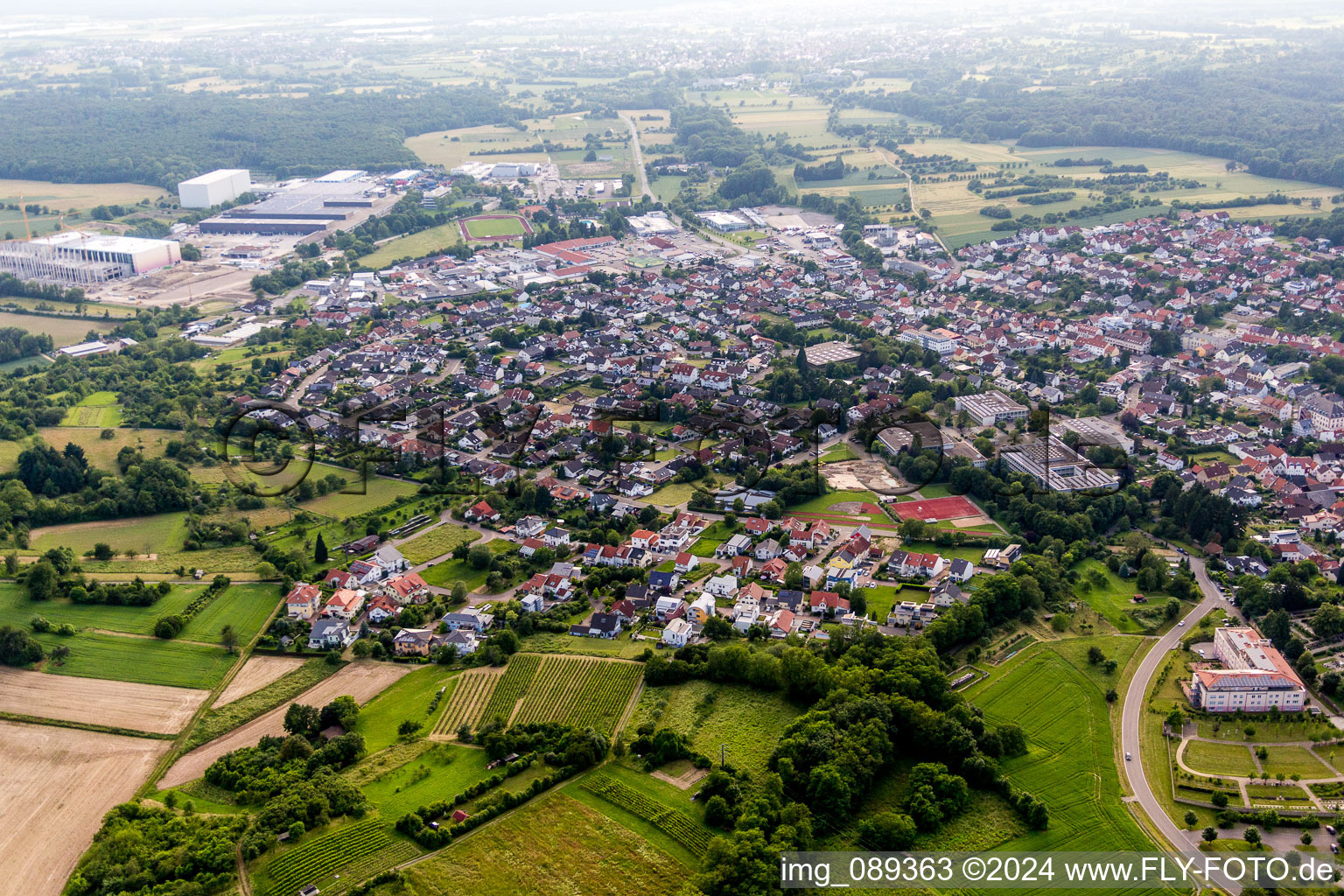 Ortsansicht der Straßen und Häuser der Wohngebiete in Östringen im Bundesland Baden-Württemberg, Deutschland