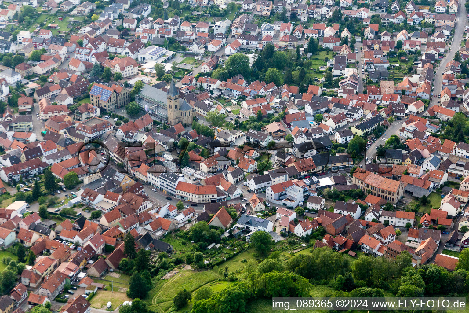 Kirchengebäude im Altstadt- Zentrum der Innenstadt in Östringen im Bundesland Baden-Württemberg, Deutschland