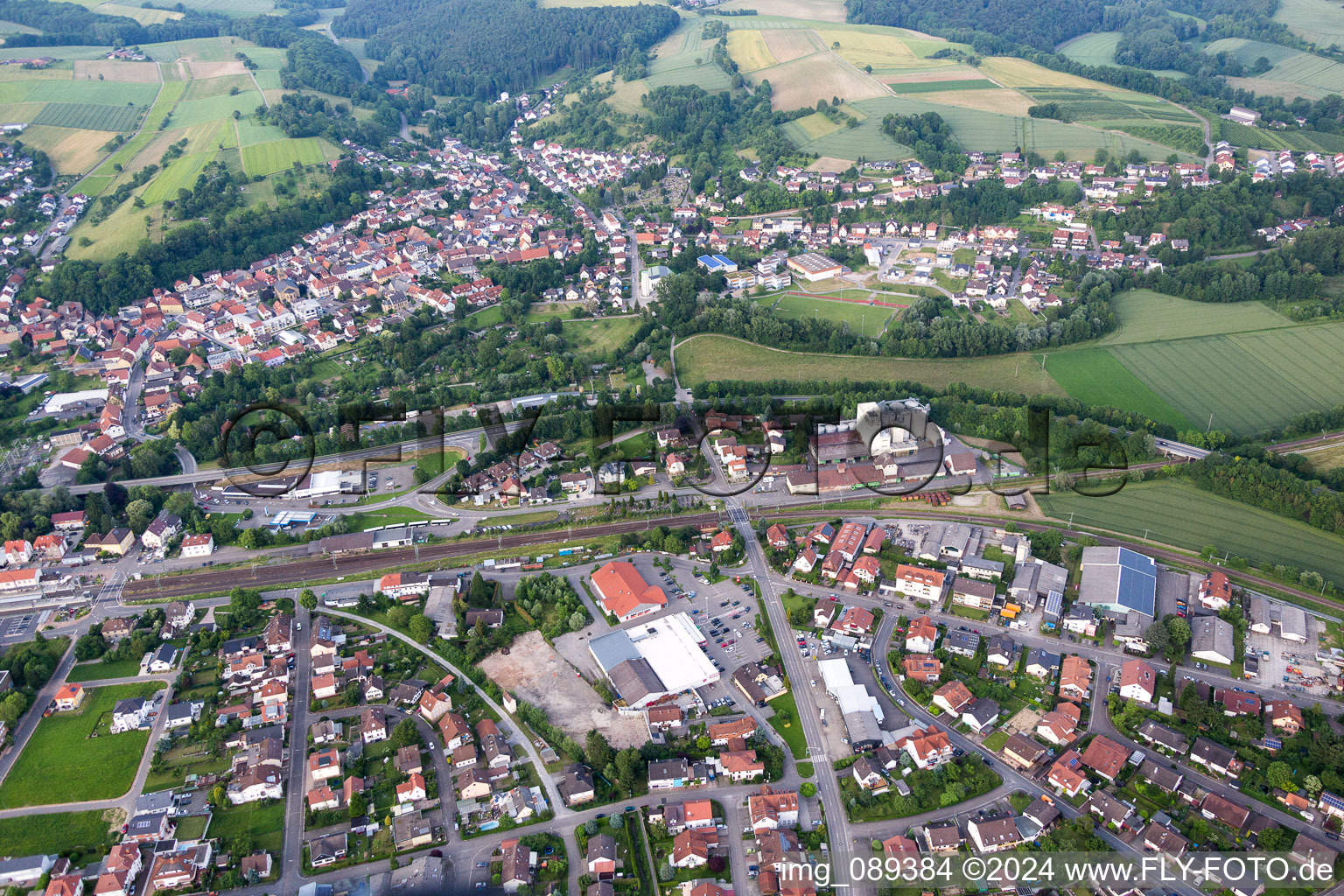 Ortschaft an den Fluss- Uferbereichen der Elsenz in Meckesheim im Bundesland Baden-Württemberg, Deutschland