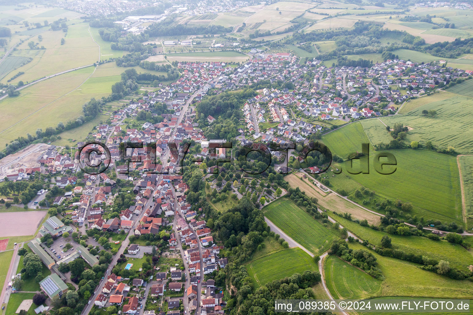 Ortsansicht der Straßen und Häuser der Wohngebiete in Mauer im Bundesland Baden-Württemberg, Deutschland
