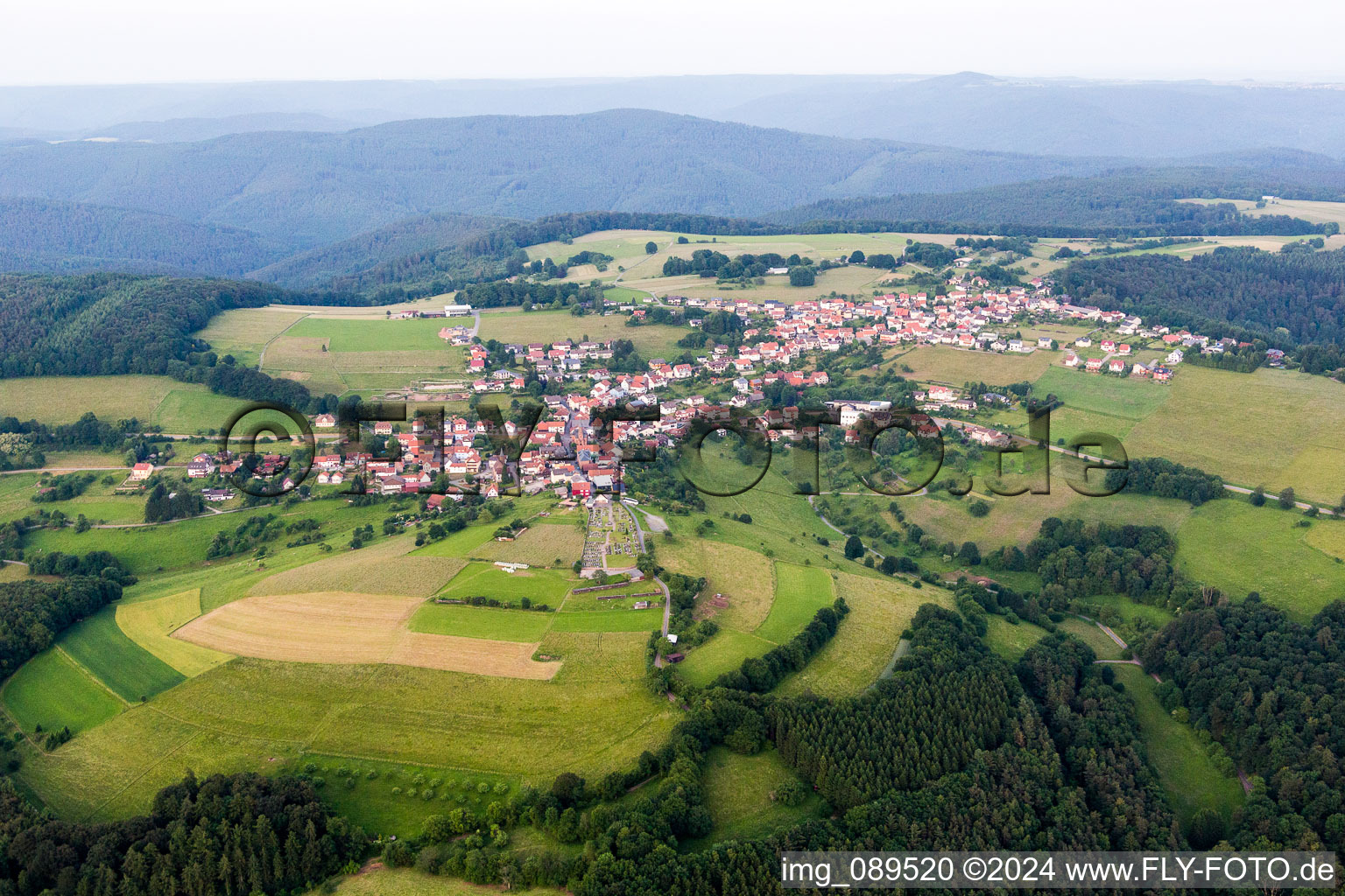 Dorf - Ansicht am Rande von landwirtschaftlichen Feldern und Nutzflächen in Rothenberg in Oberzent im Bundesland Hessen, Deutschland
