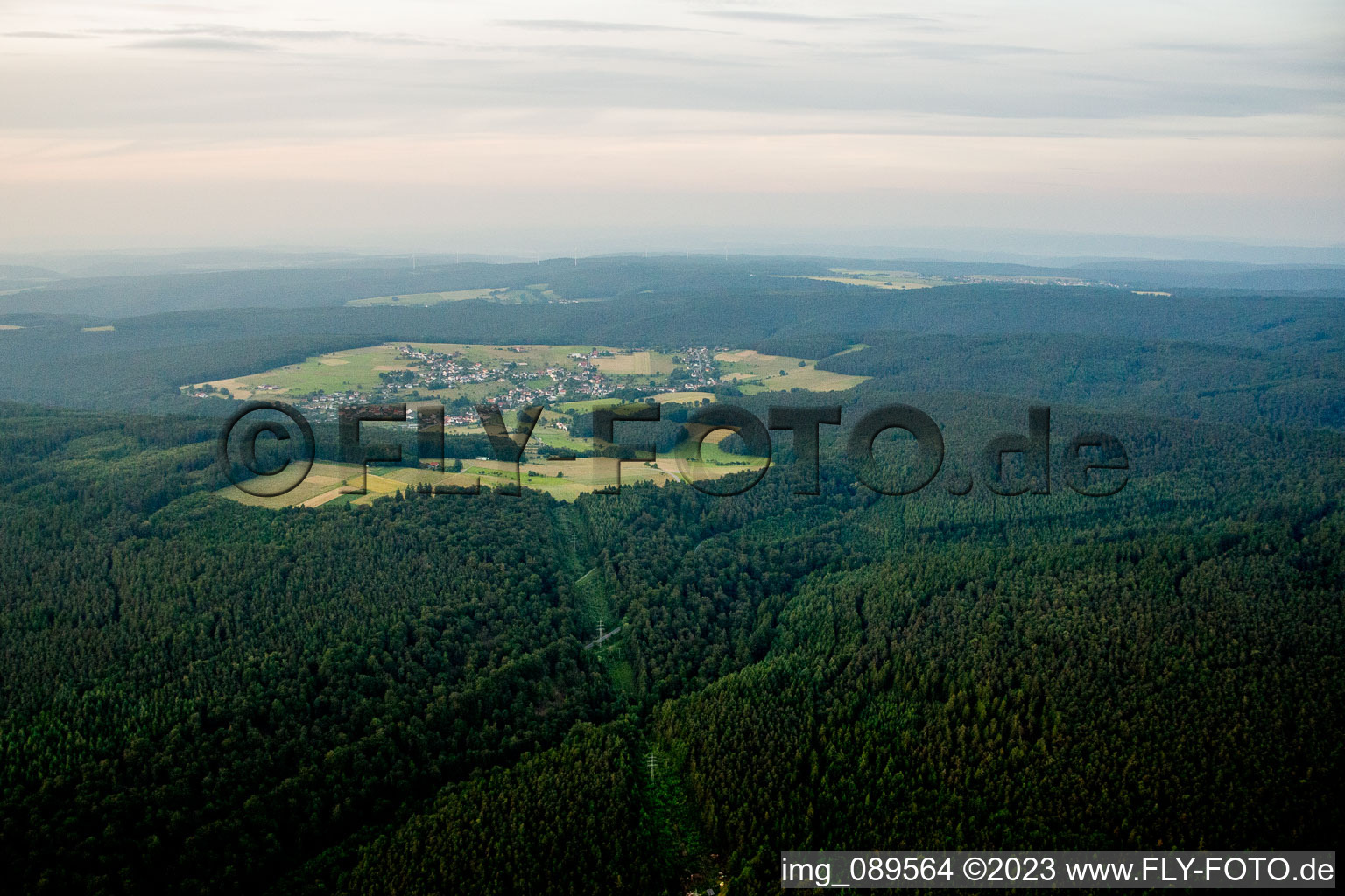 Dorf - Ansicht am Rande von landwirtschaftlichen Feldern und Nutzflächen in Würzberg im Bundesland Hessen, Deutschland aus der Luft