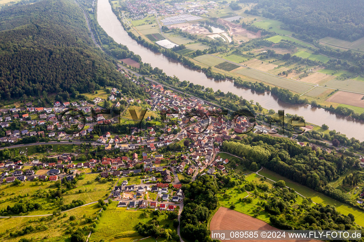 Dorfkern an den Fluß- Uferbereichen des Main in Laudenbach im Bundesland Bayern, Deutschland