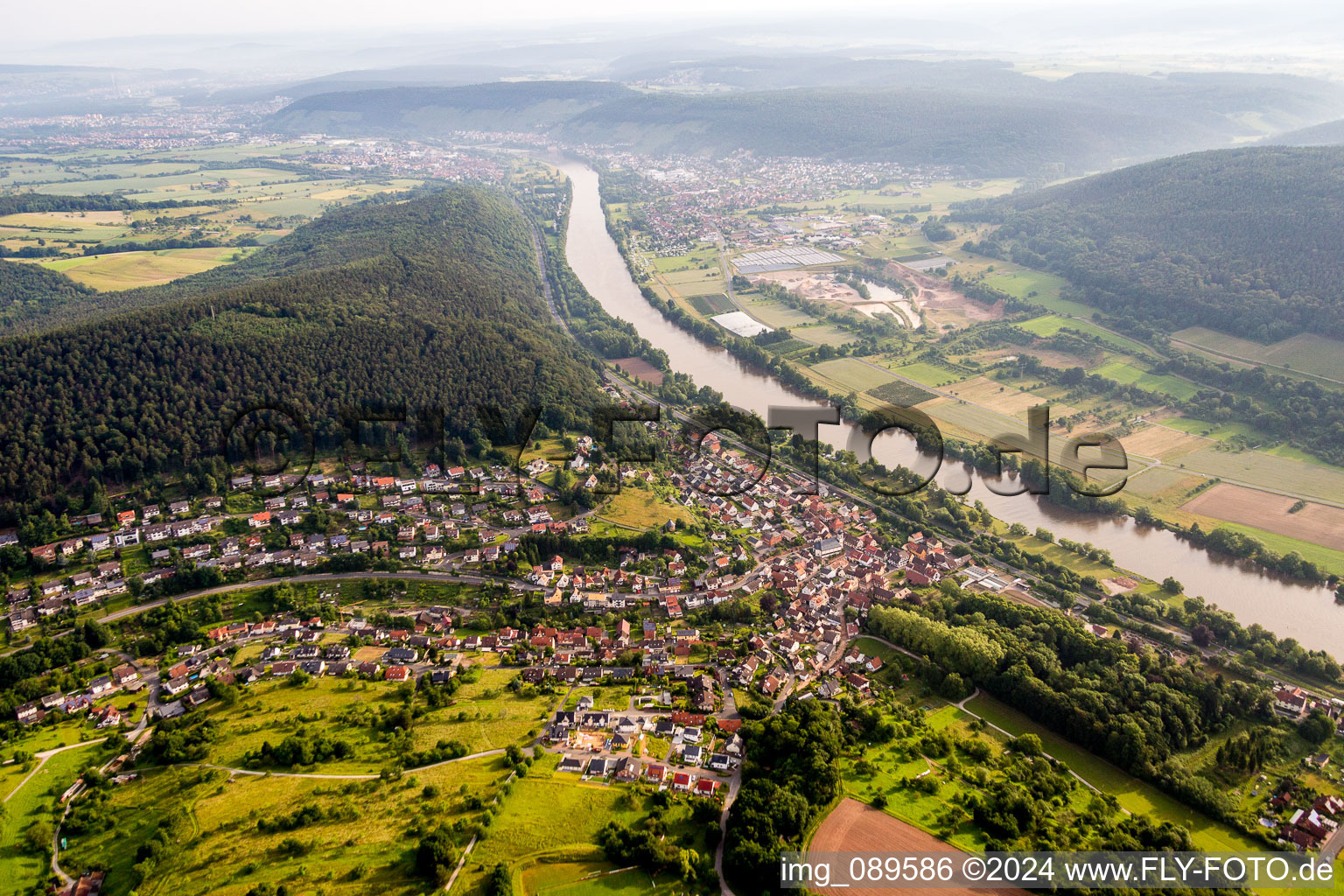 Luftbild von Dorfkern an den Fluß- Uferbereichen des Main in Laudenbach im Bundesland Bayern, Deutschland