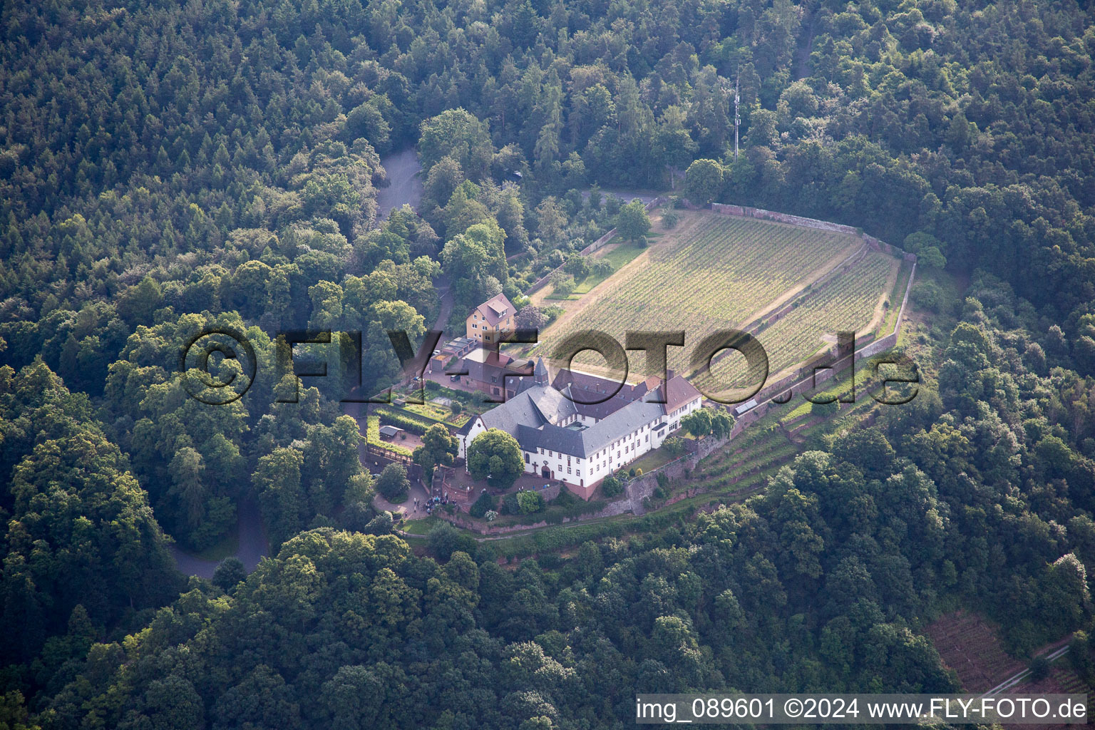 Luftbild von Gebäudekomplex des Klosters Franziskanerkloster Engelberg in Großheubach im Bundesland Bayern, Deutschland