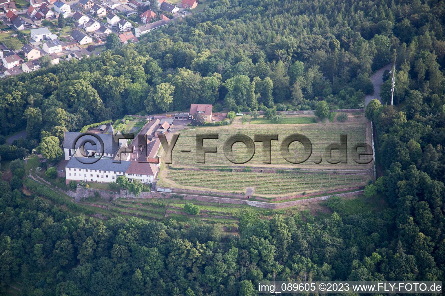 Luftbild von Großheubach, Franziskanerkloster Engelberg im Bundesland Bayern, Deutschland