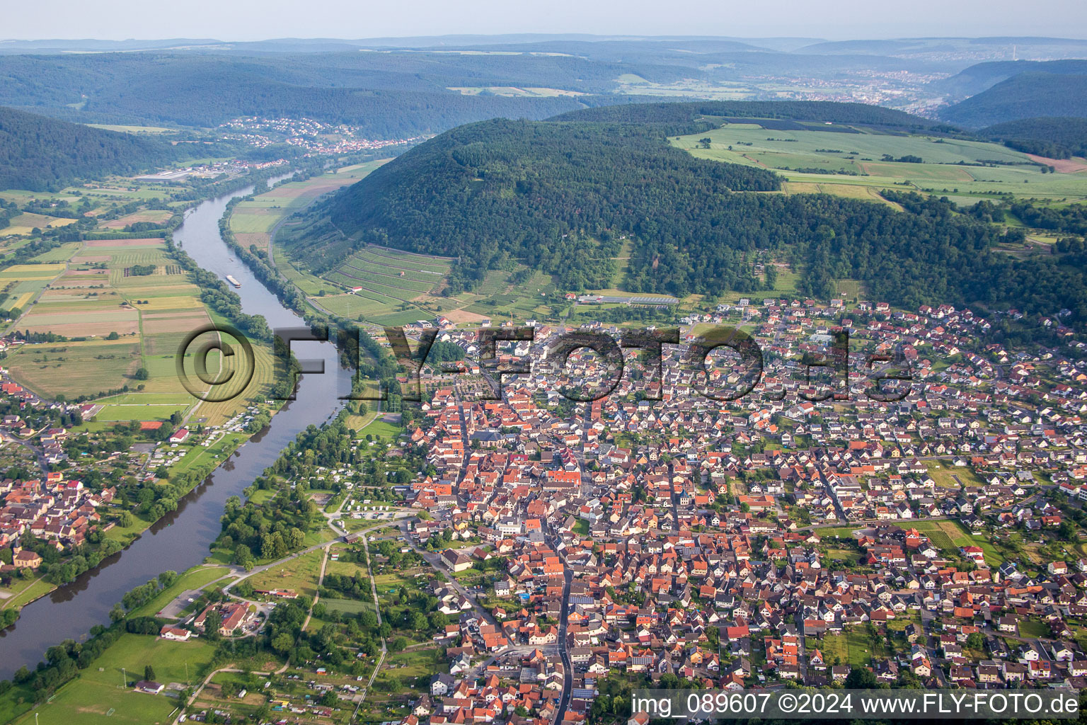 Luftbild von Ortskern am Uferbereich des Main - Flußverlaufes in Großheubach im Bundesland Bayern, Deutschland