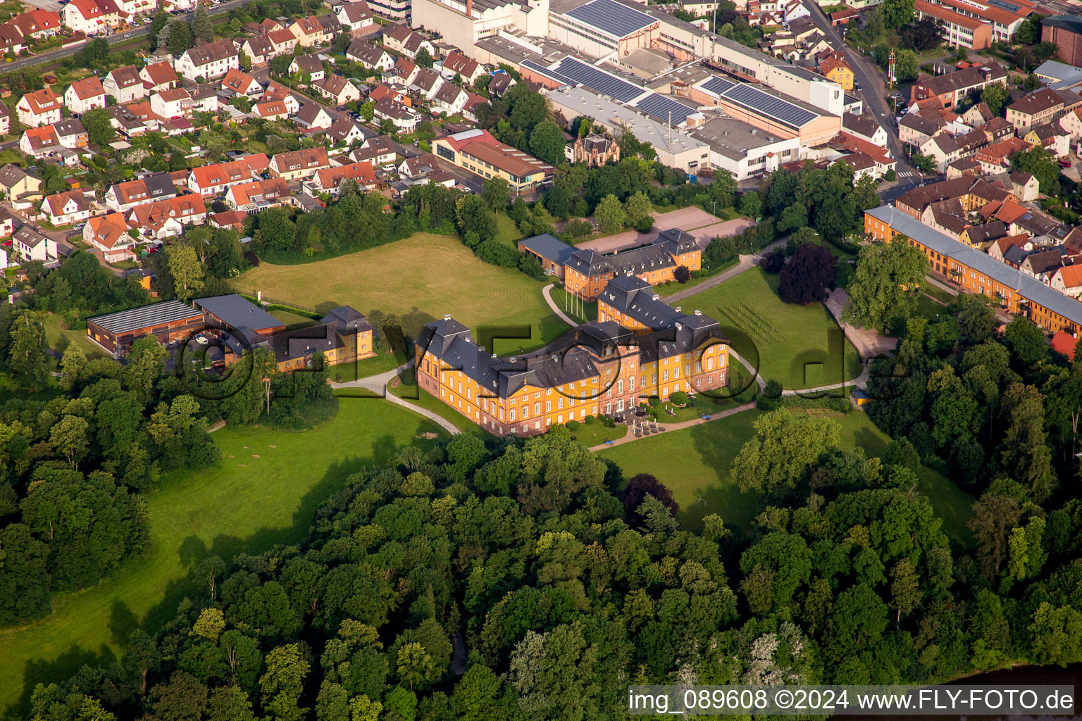 Luftbild von Gebäudekomplex im Schloßpark von Schloß Châteauform’ Schloss Löwenstein in Kleinheubach im Bundesland Bayern, Deutschland