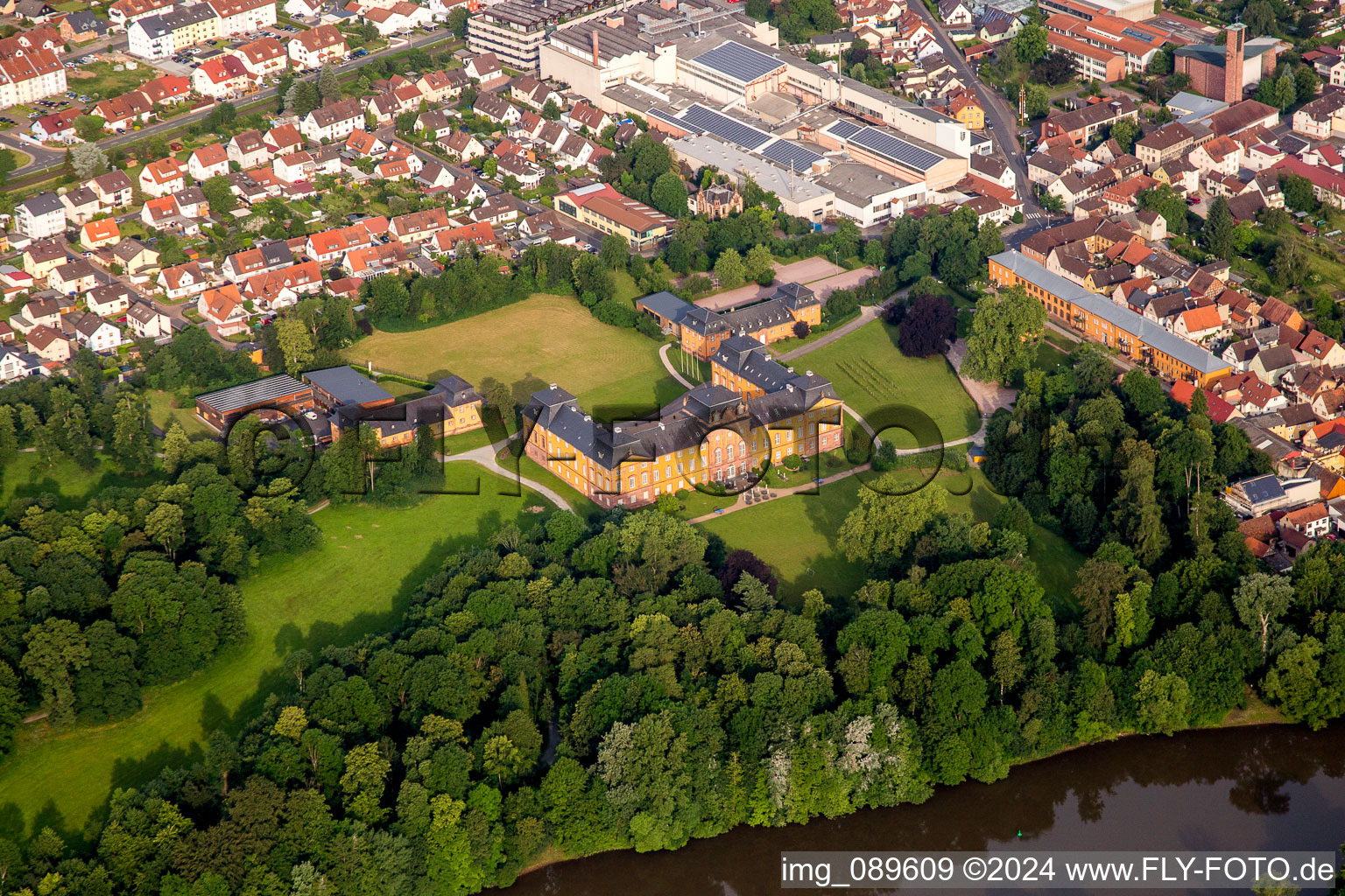 Luftaufnahme von Gebäudekomplex im Schloßpark von Schloß Châteauform’ Schloss Löwenstein in Kleinheubach im Bundesland Bayern, Deutschland