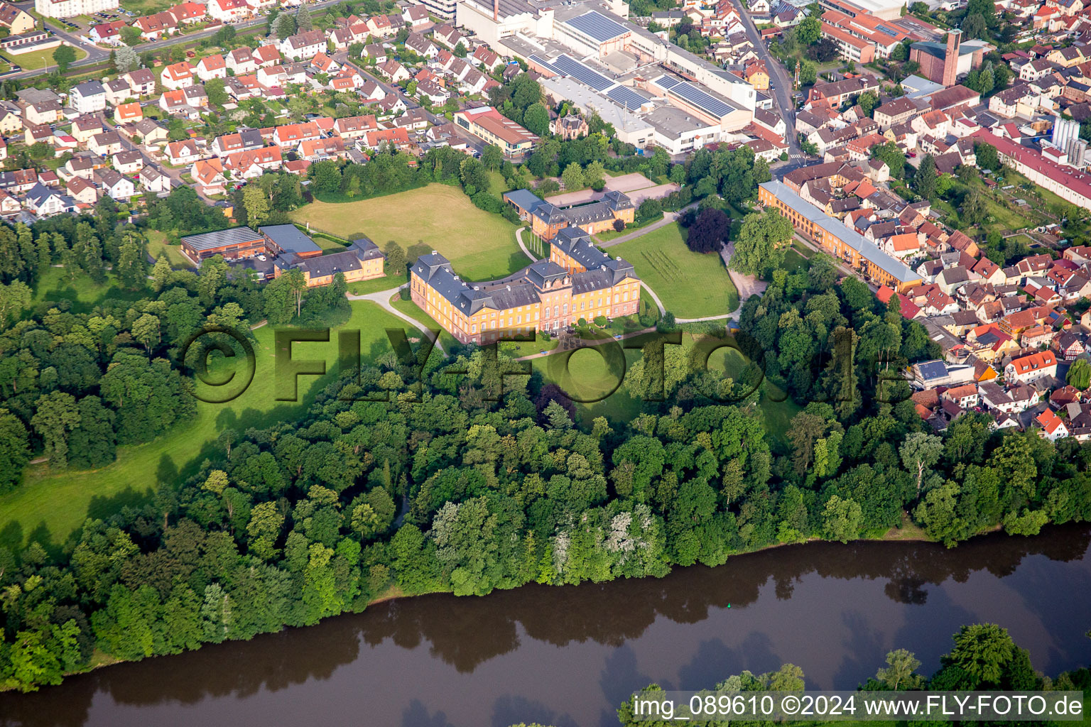 Schrägluftbild von Gebäudekomplex im Schloßpark von Schloß Châteauform’ Schloss Löwenstein in Kleinheubach im Bundesland Bayern, Deutschland