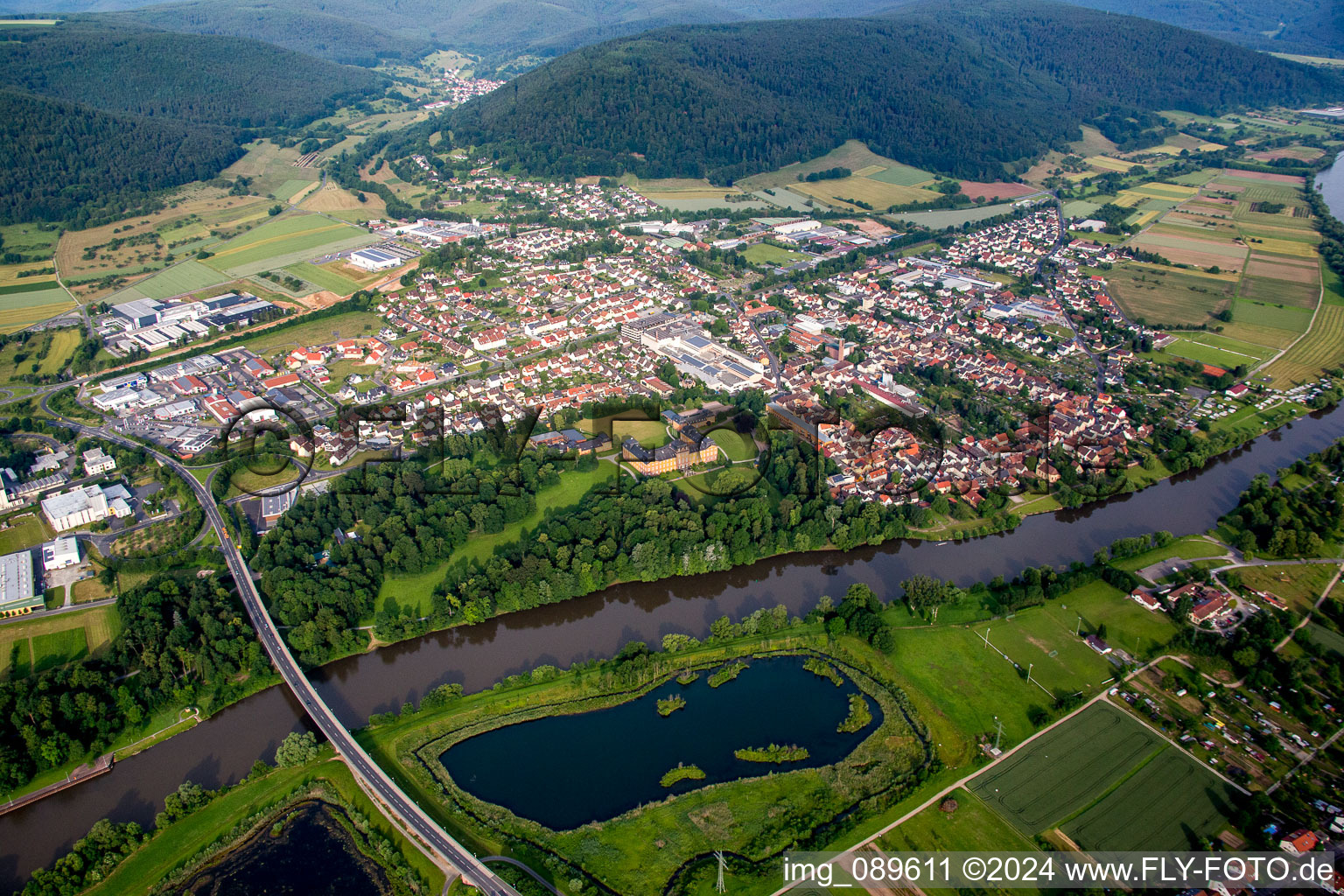 Luftbild von Dorfkern an den Fluß- Uferbereichen des Main in Kleinheubach im Bundesland Bayern, Deutschland