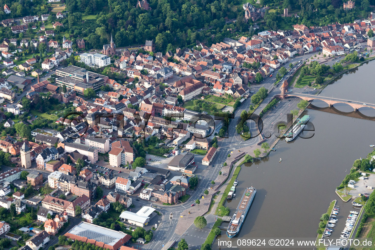 Luftbild von Altstadtbereich und Innenstadtzentrum in Miltenberg im Bundesland Bayern, Deutschland
