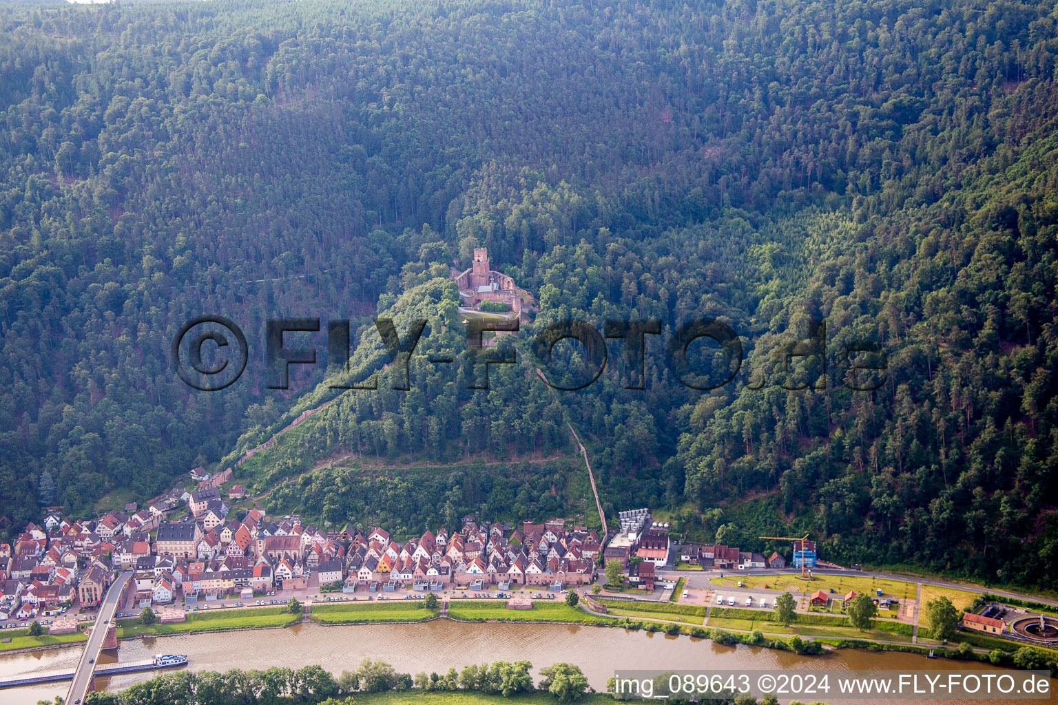 Ruine und Mauerreste der ehemaligen Burganlage und Feste Burg Freudenburg in Freudenberg im Bundesland Baden-Württemberg, Deutschland