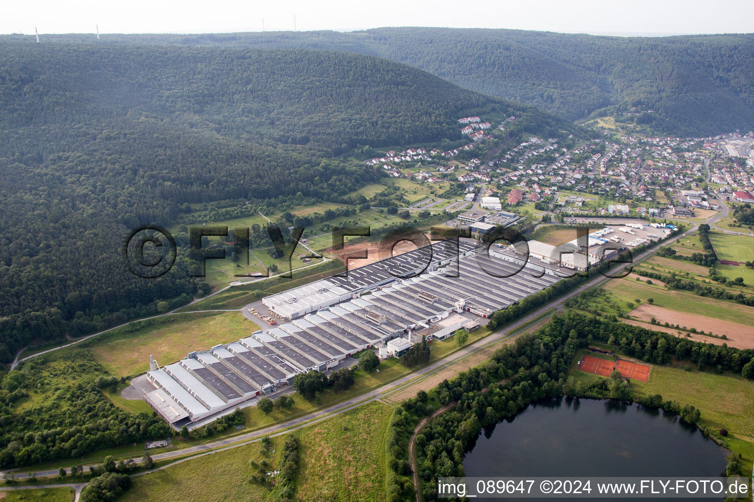 Luftbild von Gebäude und Produktionshallen auf dem Werksgelände Rauch Möbelwerke GmbH in Freudenberg im Bundesland Baden-Württemberg, Deutschland