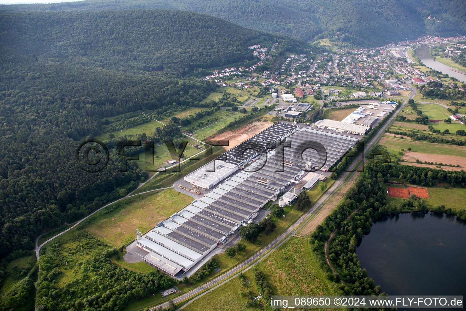 Luftaufnahme von Gebäude und Produktionshallen auf dem Werksgelände Rauch Möbelwerke GmbH in Freudenberg im Bundesland Baden-Württemberg, Deutschland