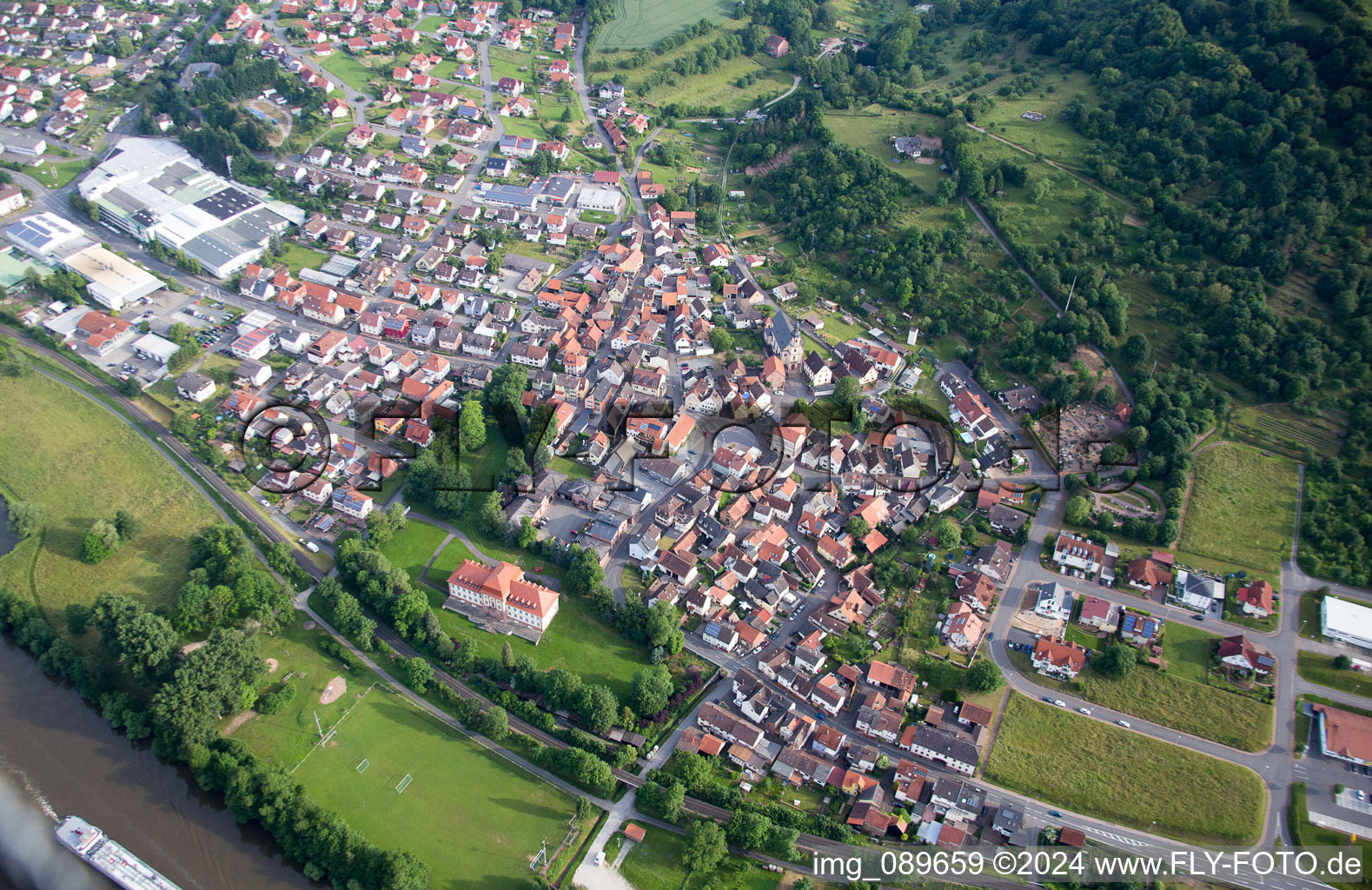 Luftbild von Gebäudekomplex im Schloßpark von Schloß Fechenbach im Ortsteil Fechenbach in Collenberg im Bundesland Bayern, Deutschland