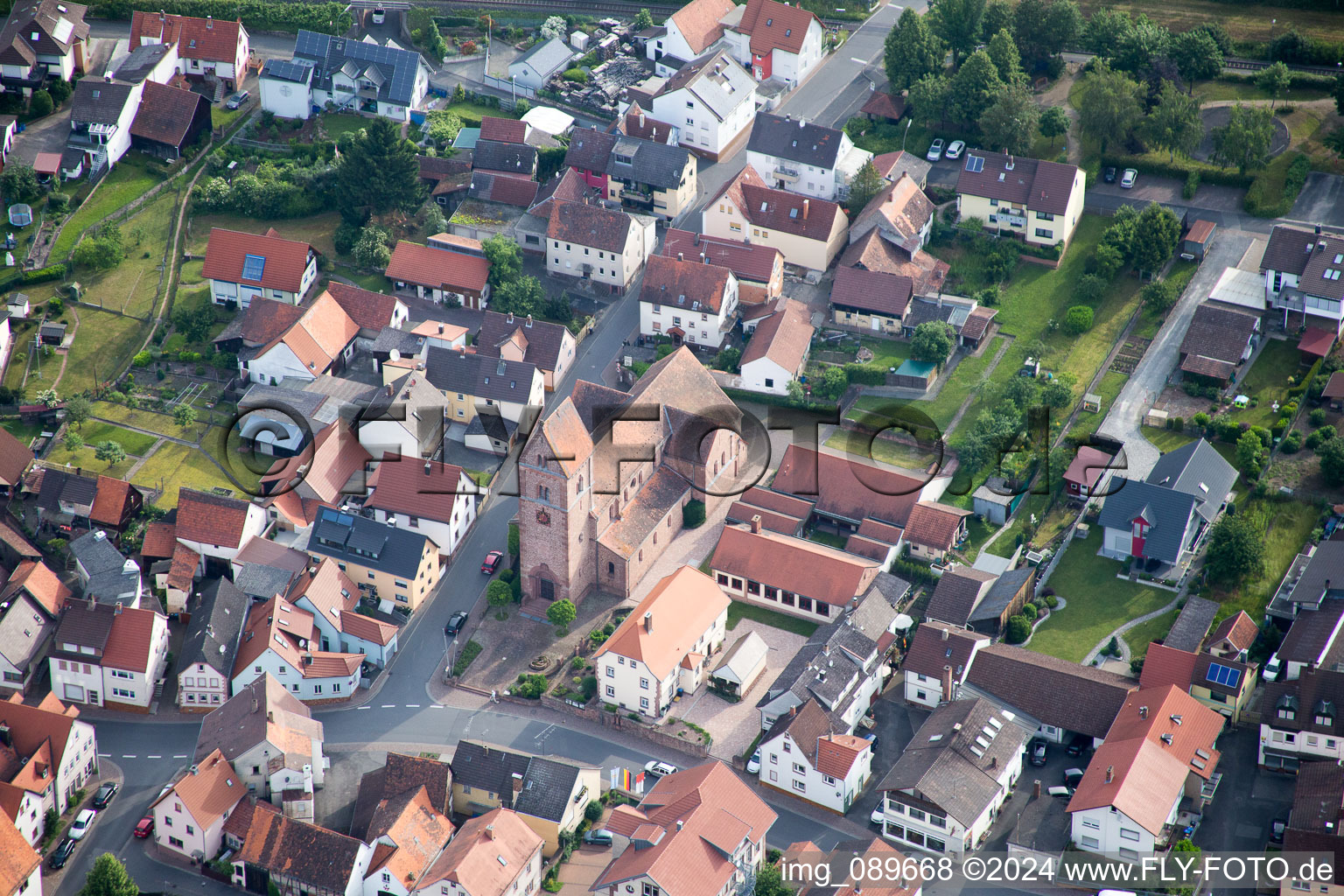 Kirchengebäude St. Vitus im Dorfkern im Ortsteil Wildensee in Dorfprozelten im Bundesland Bayern, Deutschland