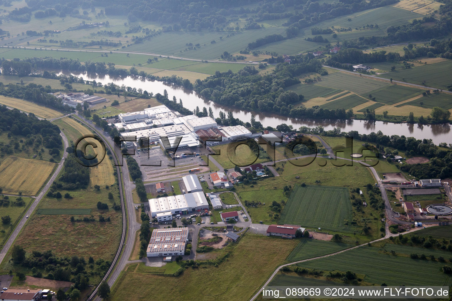 Industrie- und Gewerbegebiet Magna Mirrors GmbH im Ortsteil Wildensee in Dorfprozelten im Bundesland Bayern, Deutschland