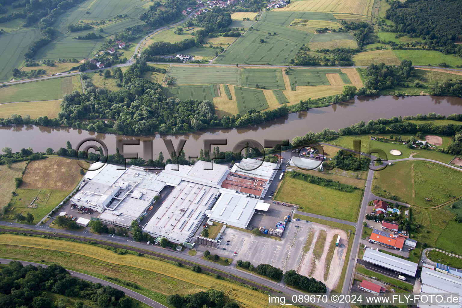 Luftbild von Industrie- und Gewerbegebiet Magna Mirrors GmbH im Ortsteil Wildensee in Dorfprozelten im Bundesland Bayern, Deutschland