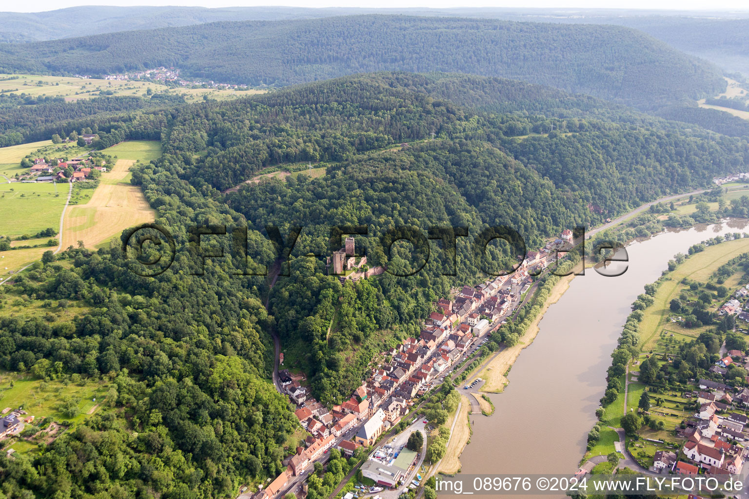 Luftbild von Burgruine Henneburg am Hang über dem Dorfkern an den Fluß- Uferbereichen des Main in Stadtprozelten im Bundesland Bayern, Deutschland