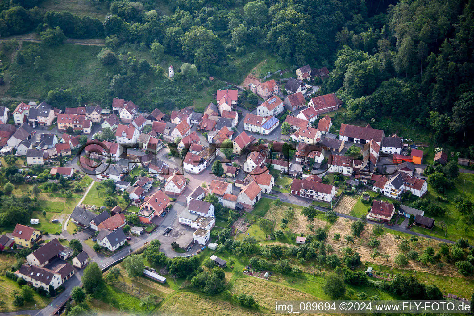 Luftbild von Dorfkern an den Fluß- Uferbereichen des Main im Ortsteil Grünenwört in Wertheim im Bundesland Baden-Württemberg, Deutschland