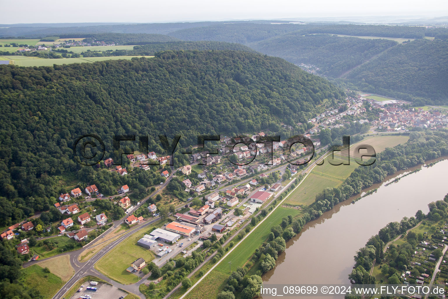 Dorfkern an den Fluß- Uferbereichen des Main in Hasloch im Bundesland Bayern, Deutschland