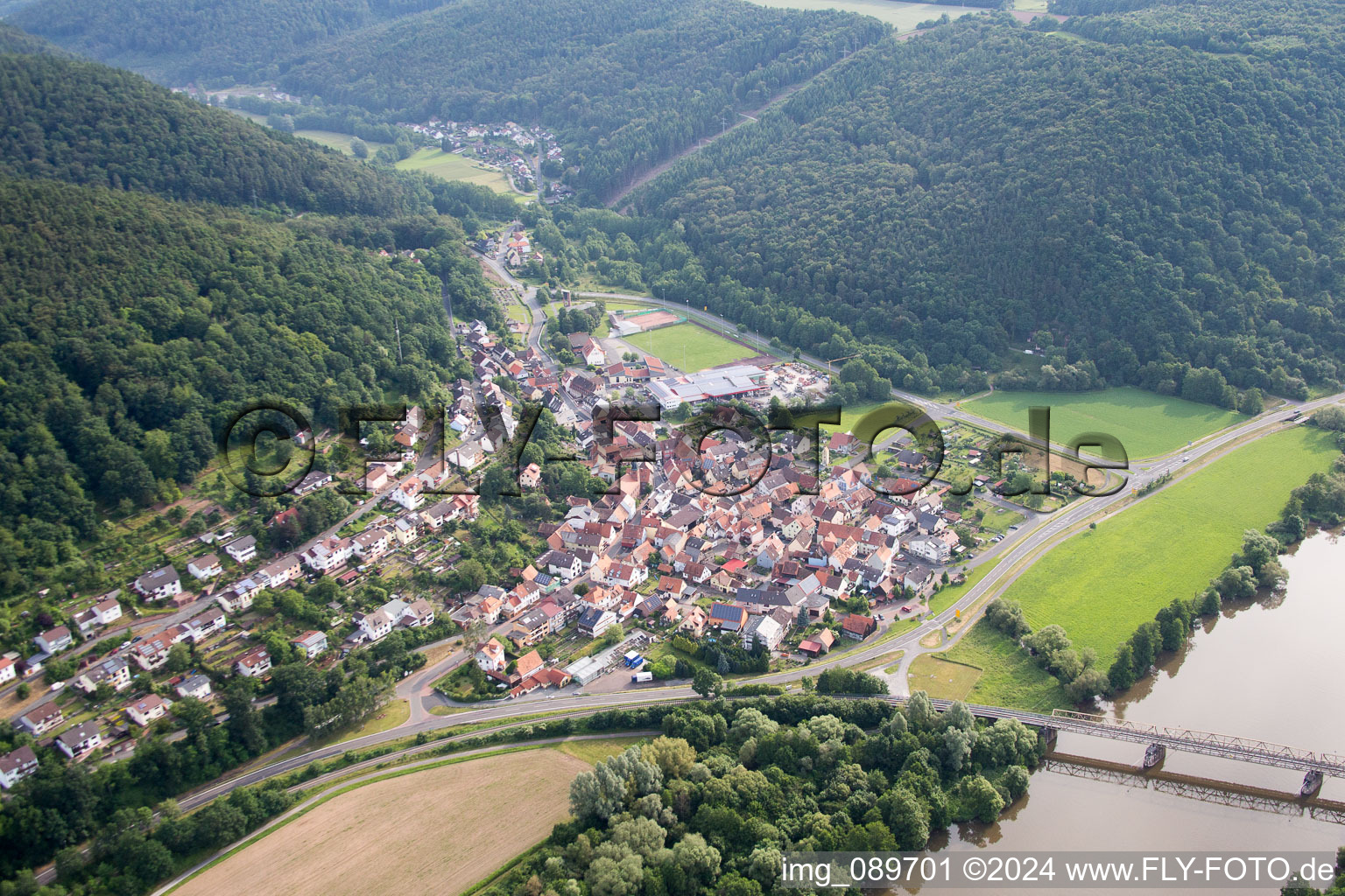 Luftbild von Dorfkern an den Fluß- Uferbereichen des Main in Hasloch im Bundesland Bayern, Deutschland
