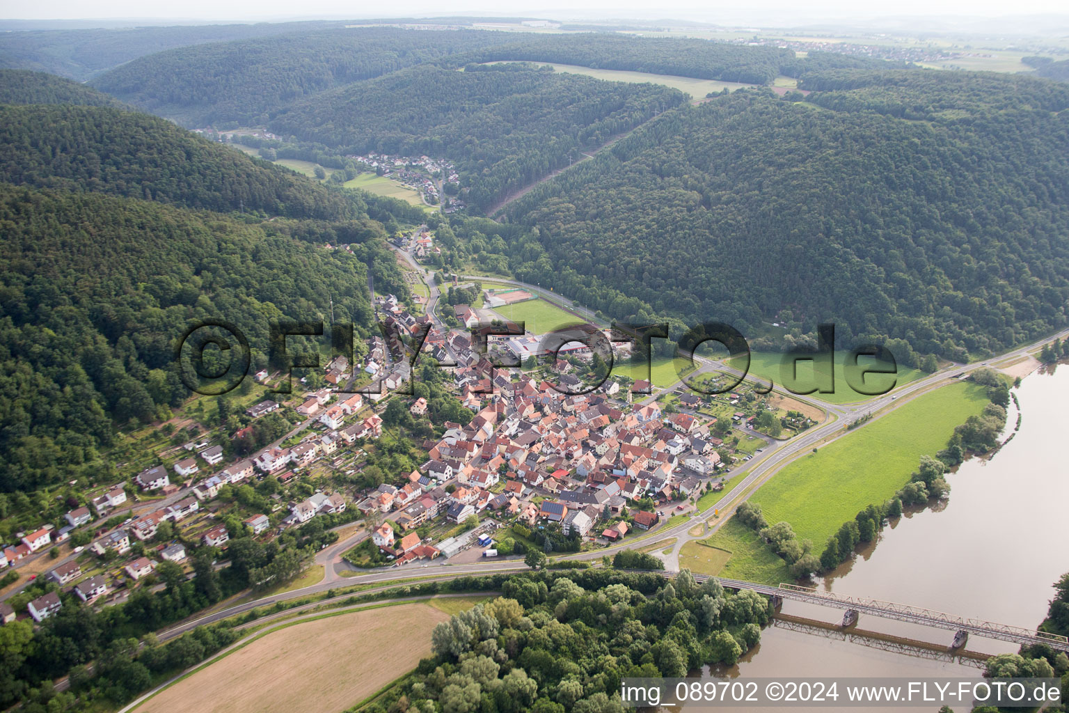 Luftaufnahme von Dorfkern an den Fluß- Uferbereichen des Main in Hasloch im Bundesland Bayern, Deutschland