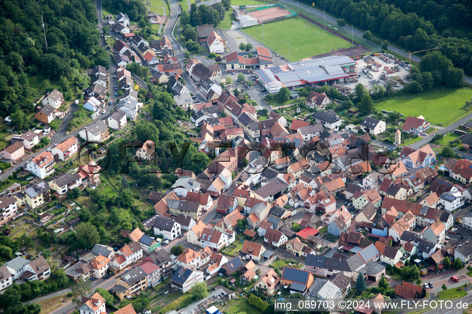 Schrägluftbild von Dorfkern an den Fluß- Uferbereichen des Main in Hasloch im Bundesland Bayern, Deutschland