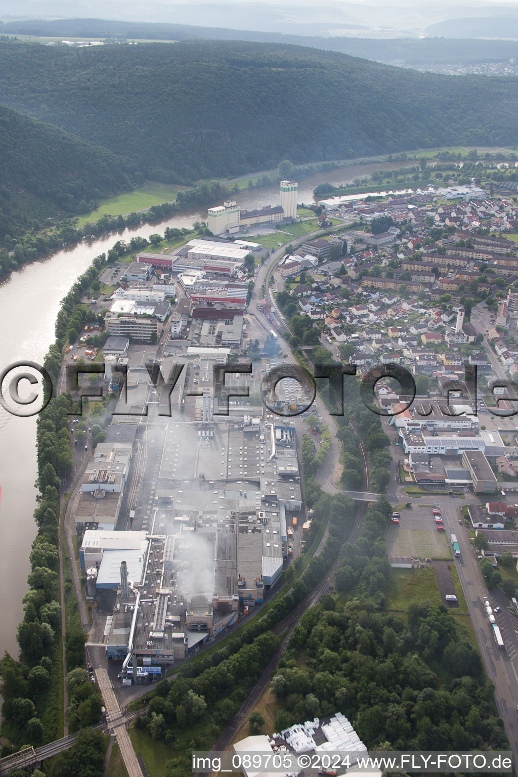 Luftbild von Industriegebiet an den Fluß- Uferbereichen des Main im Ortsteil Bestenheid in Wertheim im Bundesland Baden-Württemberg, Deutschland