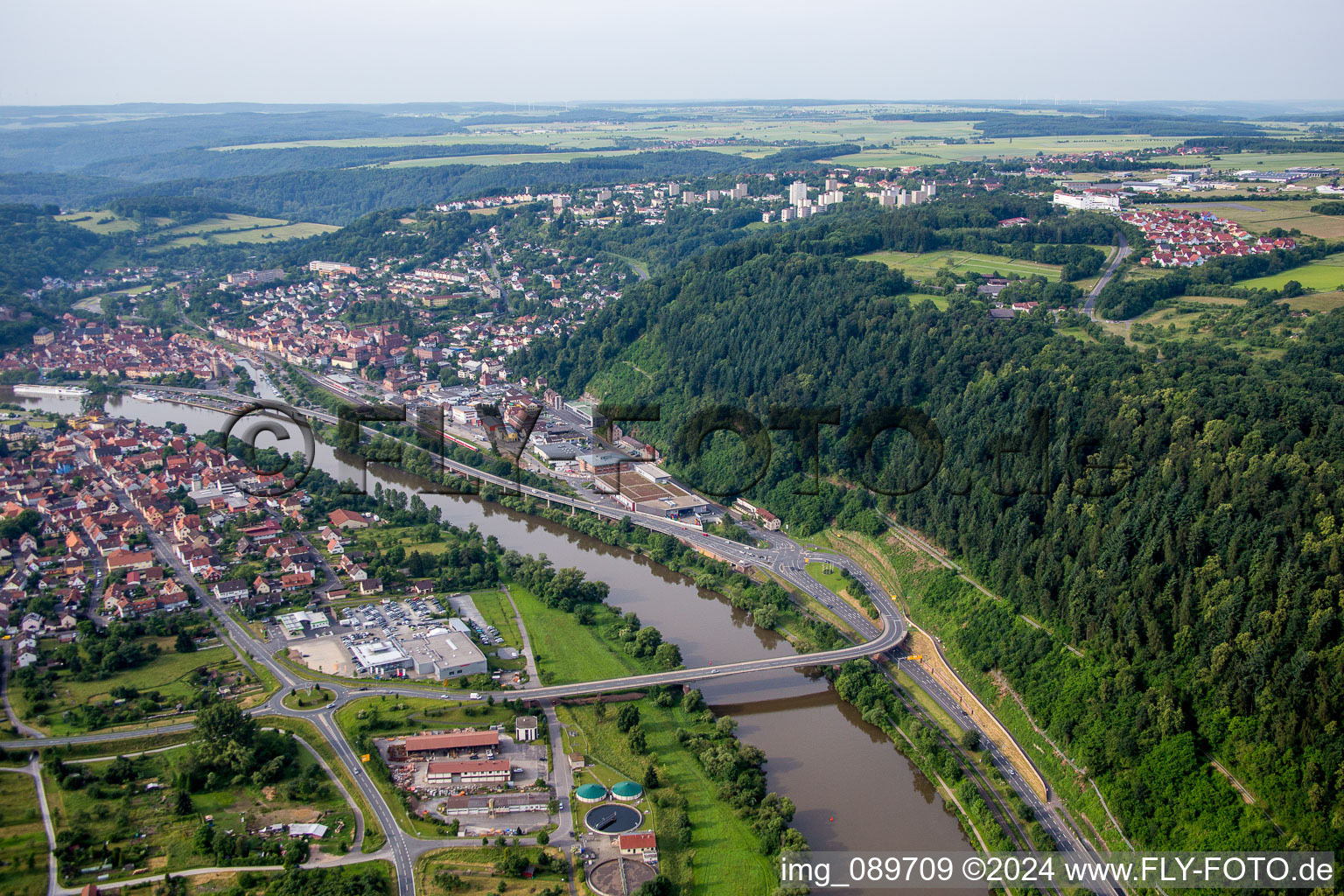 Fluß - Brückenbauwerk über den Main in Kreuzwertheim im Bundesland Bayern, Deutschland